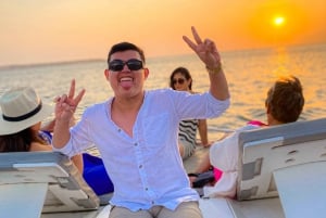 Cartagena: Solnedgang i båd i bugten med musik og sprut