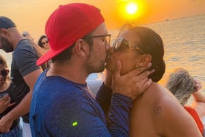 Cartagena: Solnedgang i båd i bugten med musik og sprut