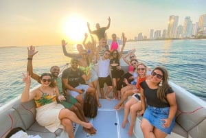 Cartagena: Solnedgang i båd i bugten med musik og sprut