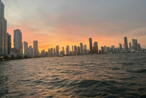 カルタヘナ：音楽とお酒を楽しみながら湾のボートで夕日を眺める