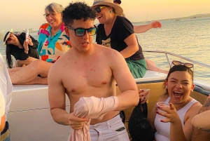 カルタヘナ：音楽とお酒を楽しみながら湾のボートで夕日を眺める