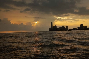 カルタヘナ：音楽とお酒を楽しみながら湾のボートで夕日を眺める