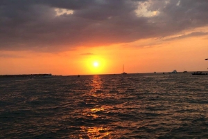 カルタヘナ：音楽とお酒を楽しみながら湾のボートで夕日を眺める