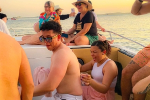 カルタヘナ：音楽とお酒を楽しみながら湾のボートで夕日を眺める