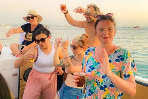 カルタヘナ：音楽とお酒を楽しみながら湾のボートで夕日を眺める