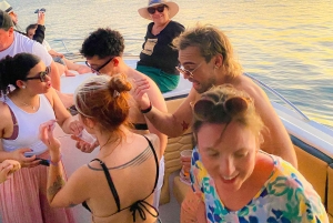 カルタヘナ：音楽とお酒を楽しみながら湾のボートで夕日を眺める