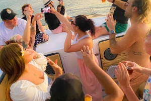 カルタヘナ：音楽とお酒を楽しみながら湾のボートで夕日を眺める