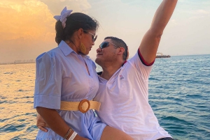 カルタヘナ：音楽とお酒を楽しみながら湾のボートで夕日を眺める