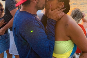 カルタヘナ：音楽とお酒を楽しみながら湾のボートで夕日を眺める