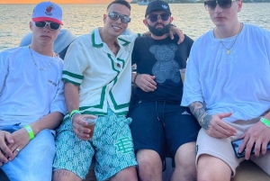 カルタヘナ：音楽とお酒を楽しみながら湾のボートで夕日を眺める