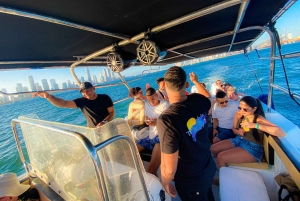 カルタヘナ：音楽とお酒を楽しみながら湾のボートで夕日を眺める