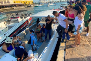 カルタヘナ：音楽とお酒を楽しみながら湾のボートで夕日を眺める