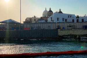 カルタヘナ：音楽とお酒を楽しみながら湾のボートで夕日を眺める