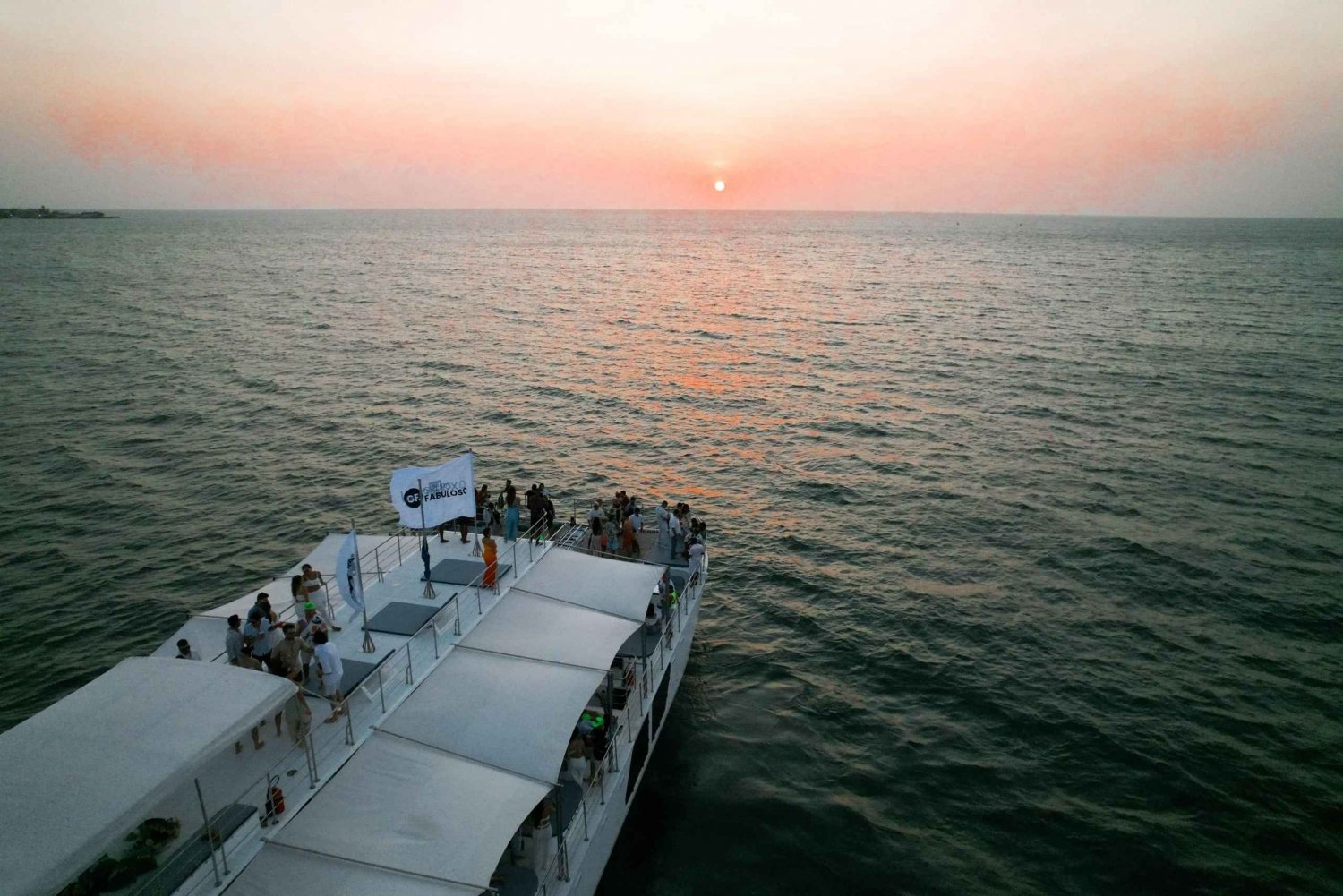 Cartagena: Catamaran Flamante Sunsetplan with Open Bar!