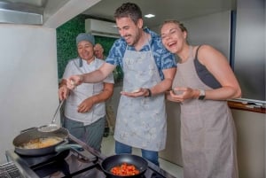 Cartagena: Traditional cooking class in a restaurant in the historic center