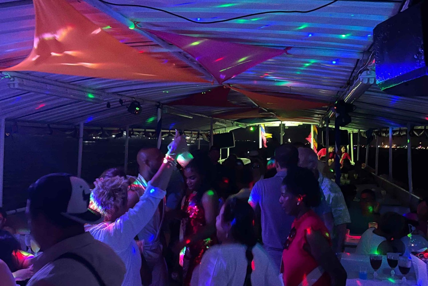 Cartagena: Passeio de barco pela noite branca com jantar e bar aberto
