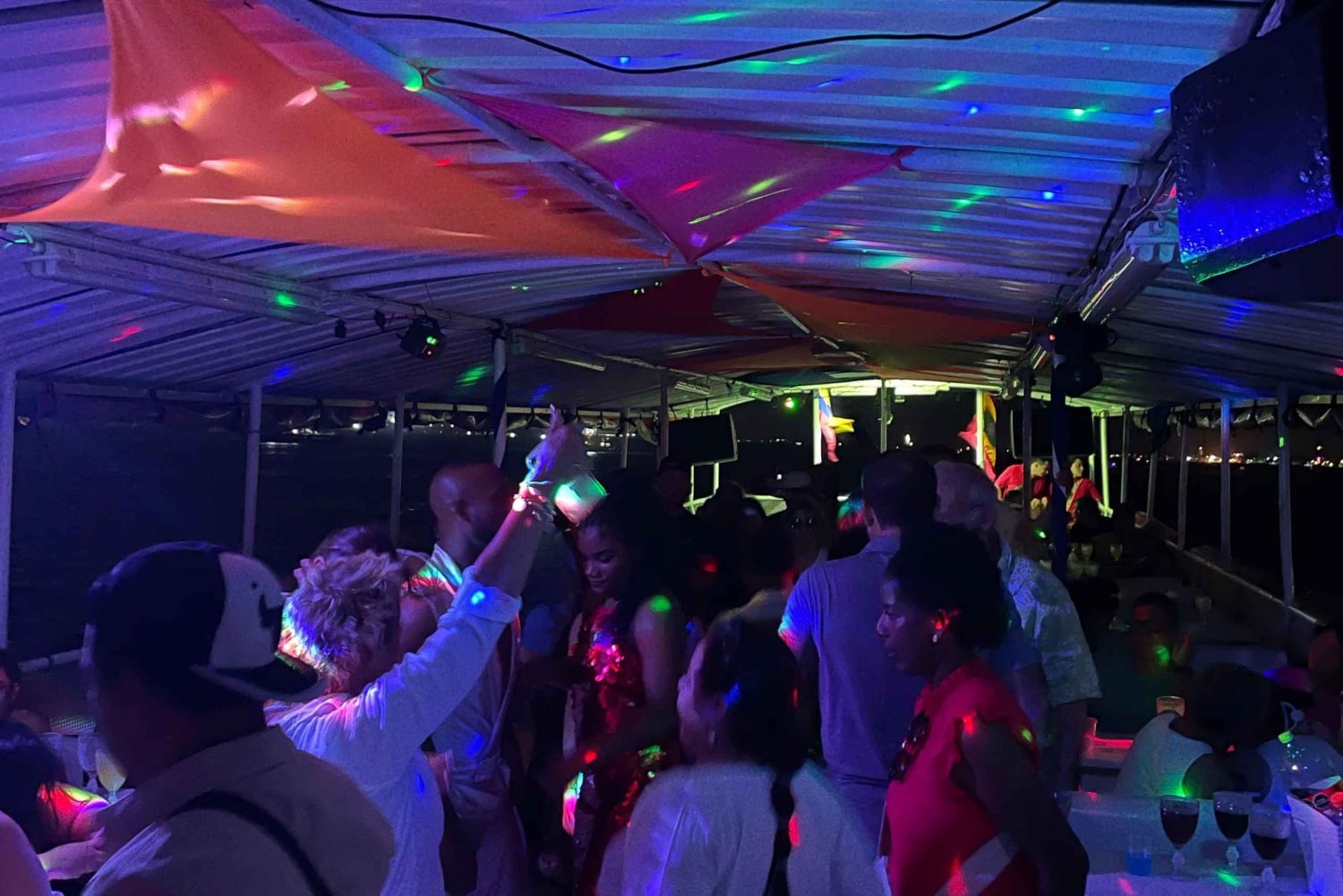 Картахена: Экскурсия на лодке 'Белая ночь' с ужином и открытым баром