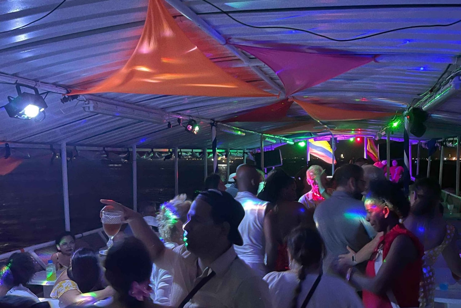 Картахена: Экскурсия на лодке 'Белая ночь' с ужином и открытым баром