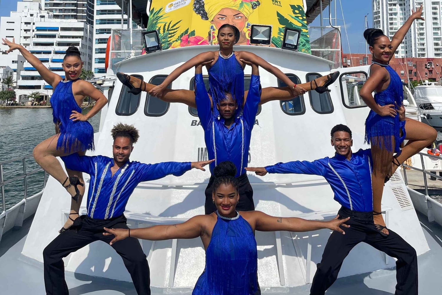 Картахена: Экскурсия на лодке 'Белая ночь' с ужином и открытым баром