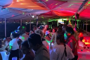 カルタヘナ：ディナーとオープン・バー付き白夜ボート・ツアー