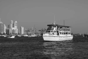 カルタヘナ：ディナーとオープン・バー付き白夜ボート・ツアー