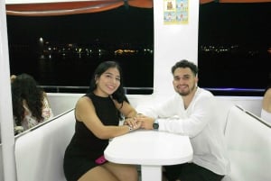 カルタヘナ：ディナーとオープン・バー付き白夜ボート・ツアー