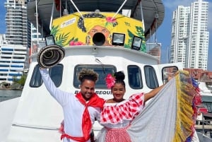 Картахена: Экскурсия на лодке 'Белая ночь' с ужином и открытым баром