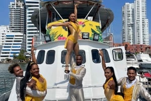 Картахена: Экскурсия на лодке 'Белая ночь' с ужином и открытым баром