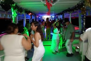 Картахена: Экскурсия на лодке 'Белая ночь' с ужином и открытым баром