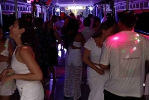 Картахена: Экскурсия на лодке 'Белая ночь' с ужином и открытым баром