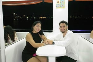 Картахена: Экскурсия на лодке 'Белая ночь' с ужином и открытым баром