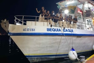 Картахена: Экскурсия на лодке 'Белая ночь' с ужином и открытым баром