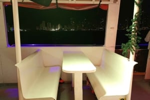 Картахена: Экскурсия на лодке 'Белая ночь' с ужином и открытым баром