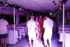 Картахена: Экскурсия на лодке 'Белая ночь' с ужином и открытым баром