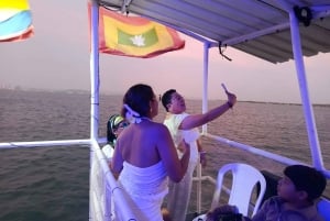 Картахена: Экскурсия на лодке 'Белая ночь' с ужином и открытым баром