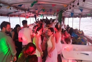 Картахена: Экскурсия на лодке 'Белая ночь' с ужином и открытым баром