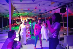 Картахена: Экскурсия на лодке 'Белая ночь' с ужином и открытым баром