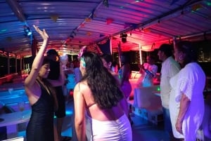 Картахена: Экскурсия на лодке 'Белая ночь' с ужином и открытым баром