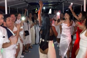 Картахена: Экскурсия на лодке 'Белая ночь' с ужином и открытым баром