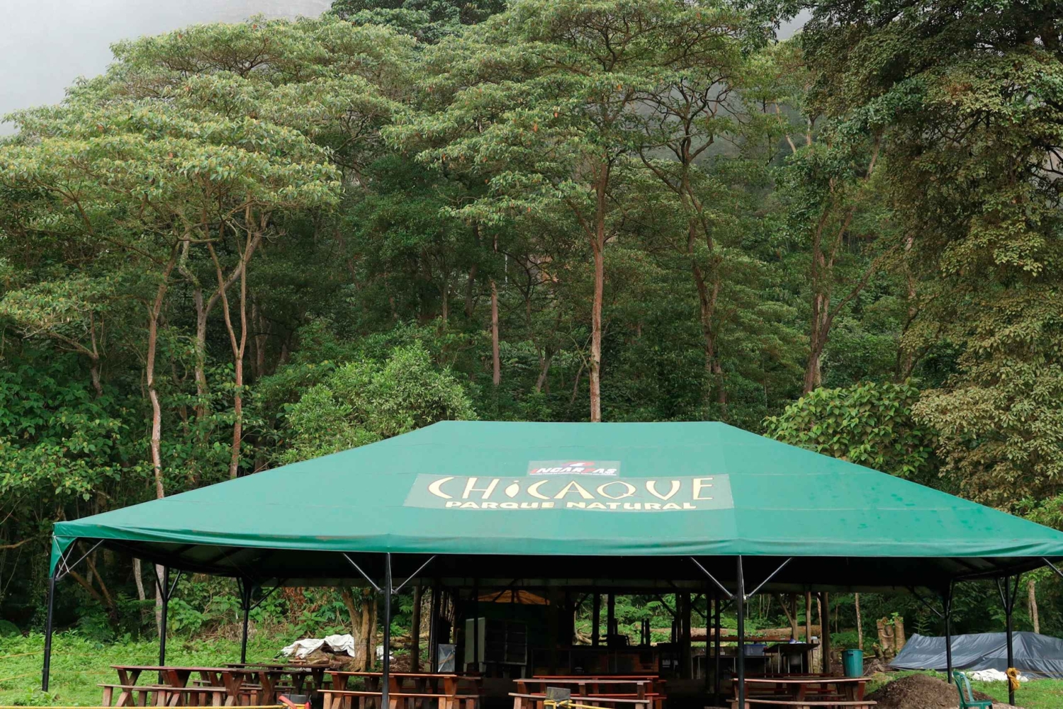 Wanderung im nebligen Wald von Chicaque