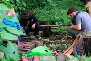 Wanderung im nebligen Wald von Chicaque