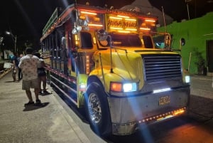 Chiva Rumbera -kierros musiikin, juhlan ja hauskanpidon merkeissä Cartagenassa