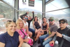 Byrundtur i Medellin med en Chiva eller en temabus