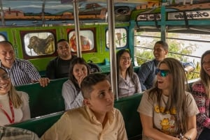 Byrundtur i Medellin med en Chiva eller en temabus