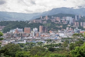 Byrundtur i Medellin med en Chiva eller en temabus