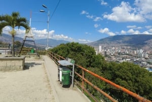 Byrundtur i Medellin med en Chiva eller en temabus