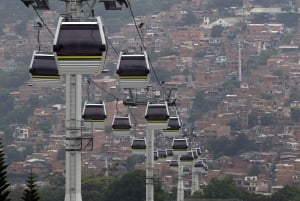 Byrundtur i Medellin med en Chiva eller en temabus