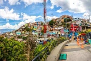 Comuna 13 Recorrido por los graffitis, escaleras mecánicas y merienda