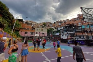 Comuna 13: Graffiti-tur & Street Food/drink med telesferic
