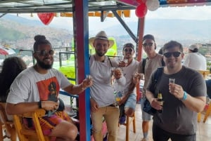 Comuna 13: Graffiti-tur & Street Food/drink med telesferic